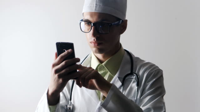 Der-Arzt-nutzt-eine-Smartphone.-Medizinische-Arbeiter,-Surfen-im-Internet-mit-dem-Handy-telefonieren.