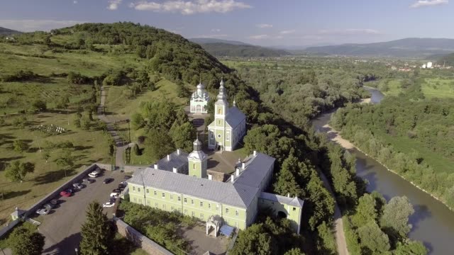 Fliegen-über-Saint-Nicholas-Kloster,-Mukatschewo,-Ukraine