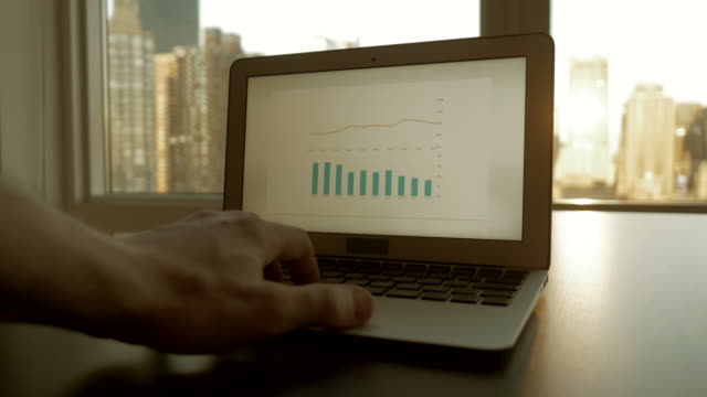 Computer-Bildschirm-mit-Business-Chart-und-Stadtbild-Hintergrund.-Starten-Sie-Enterprise-Arbeit-Wachstumserfolg-Finanzindustrie