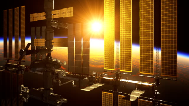 Vuelo-de-la-estación-espacial-internacional-en-los-rayos-del-sol-naciente