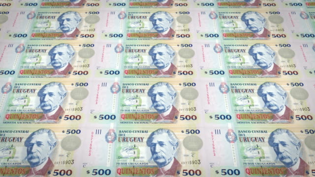 Billetes-de-quinientos-peso-uruguayo-del-Uruguay,-dinero-en-efectivo,-lazo
