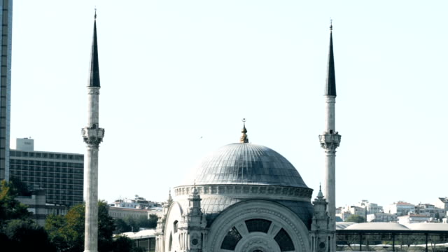 Slowmotion-Blick-auf-berühmte-Moschee-in-Istanbul-am-Bosporus-aus-schwimmenden-Touristenboot