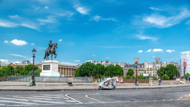 The-equestrian-statue-of-Henry-IV-by-Pont-Neuf-timelapse,-Paris,-France