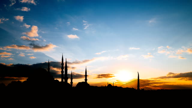 Timelapse-Blick-auf-Istanbul-Stadtbild-mit-berühmten-Süleymaniye-Moschee-bei-Sonnenuntergang