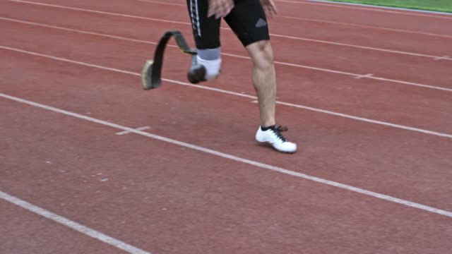 Athlet-mit-künstlichen-Fuß-laufen-im-Stadion