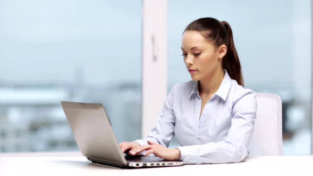 Geschäftsfrau-oder-Student-mit-Laptop-Computer-im-Büro