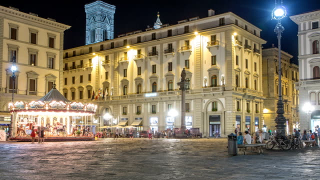 Tourists-walk-in-Piazza-della-Repubblica-timelapse,-one-of-the-main-city-squares-in-Florence