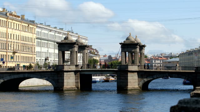 Stone-Lomonosov-Bridge-on-The-Fontanka-River-in-the-summer---St.-Petersburg,-Russia