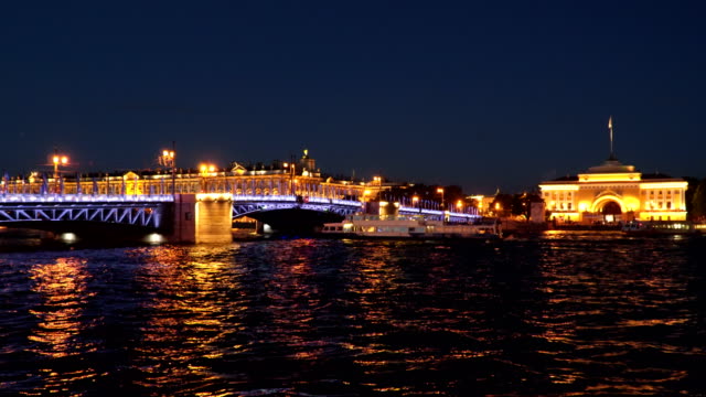 Passenger-ship-sails-under-the-Palace-Bridge