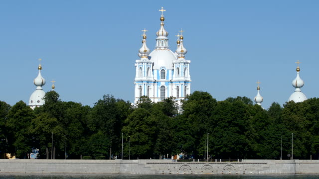 Catedral-de-Smolny-y-el-terraplén-en-el-verano---St.-Petersburg,-Rusia