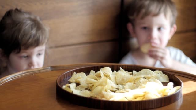 kids-eating-chips
