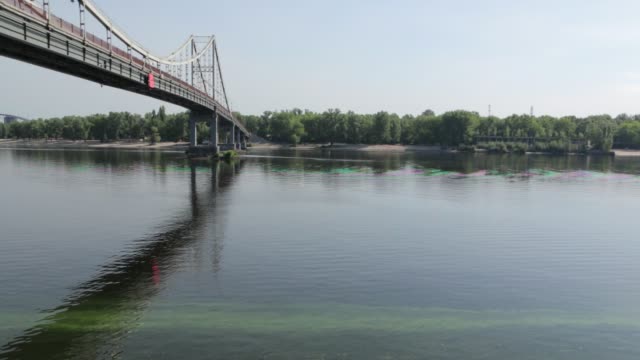 Brücke-über-den-Fluss