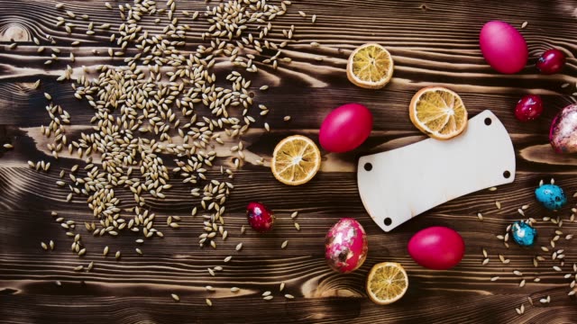 Pastel-de-Сolorful-Pascua-huevos-en-el-fondo-de-la-tabla-de-madera-con-espacio-vintage-tonificada