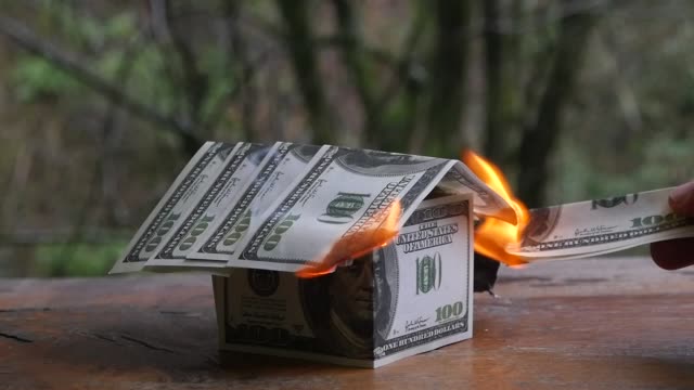Brennendes-Haus-Dollar-Rechnungen