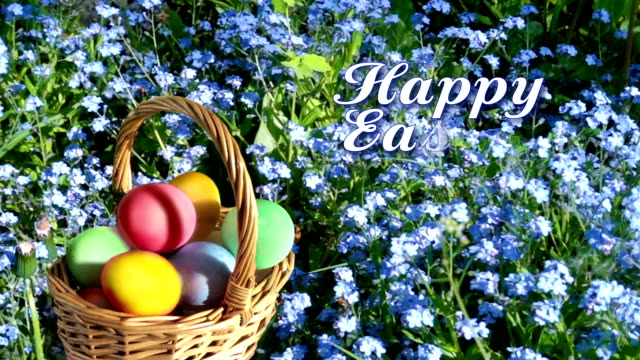 Un-texto-de-felicitación-en-las-vacaciones-de-Pascua-y-una-cesta-con-huevos-de-colores