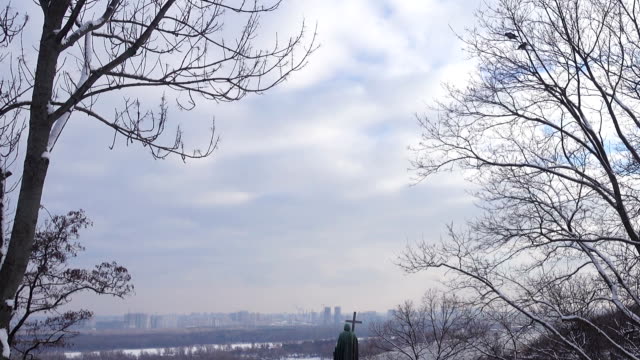 Denkmal-für-unterhält-und-die-Winterlandschaft-in-Kiew.