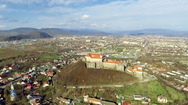Antena-panorámica-al-castillo-de-Palanok-en-el-día-y-la-ciudad-de-Mukachevo