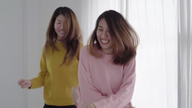 Schöne-junge-asiatische-Frauen-LGBT-lesbische-glückliche-Paar-oder-Mädchen-Freunde-tanzen-zum-Streamen-von-Musik,-wilden-Spaß-im-Pyjama-auf-in-teenage-Schlafzimmer-zu-Hause-hängen.-Schöne-Zeit-zu-Hause-verbringen.