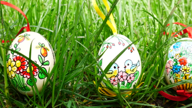 Painted-Easter-eggs-in-the-grass.-Panning.