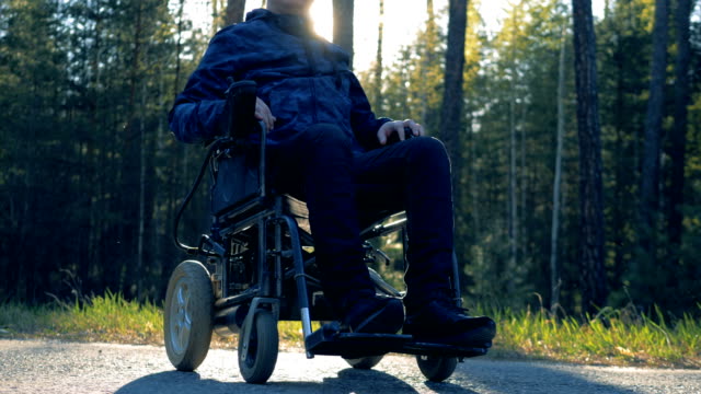 Un-paciente-se-sienta-en-una-silla-de-ruedas,-cerrar.