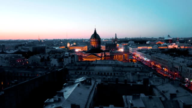 Luftaufnahme-des-Kasaner-Kathedrale-in-der-Nacht.-Sankt-Petersburg,-Russland.-Stadt-von-oben,-filmische-Drohne-video,-historische-Gebäude-der-nördlichen-Hauptstadt
