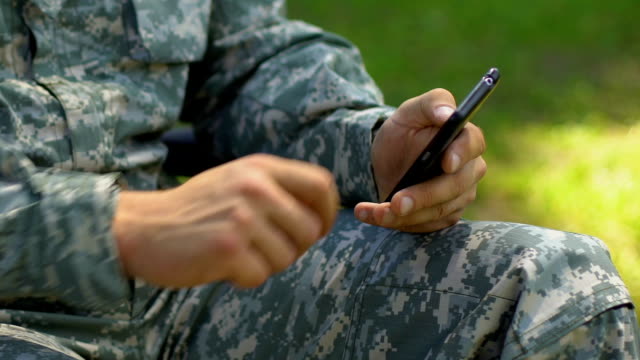 Veterano-del-ejército-de-desplazamiento-de-páginas-web-en-smartphone,-fecha-de-servicio-para-personas-con-discapacidad