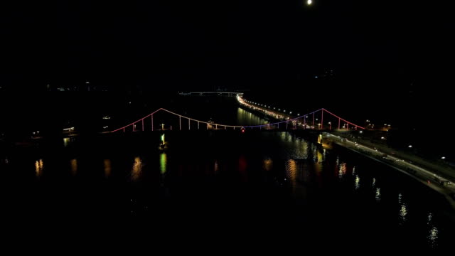 Vista-aérea-de-Drone:-vista-del-paseo-de-noche-con-coches-y-puentes-superior.