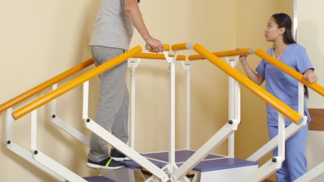 Personas-mayores-hombre-marcha-de-entrenamiento-en-las-escaleras-durante-la-sesión-de-fisioterapia