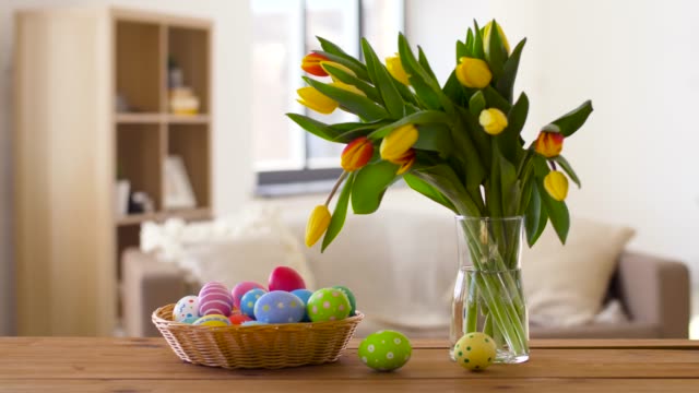 huevos-de-Pascua-en-cesta-y-tulipán-flores-en-casa