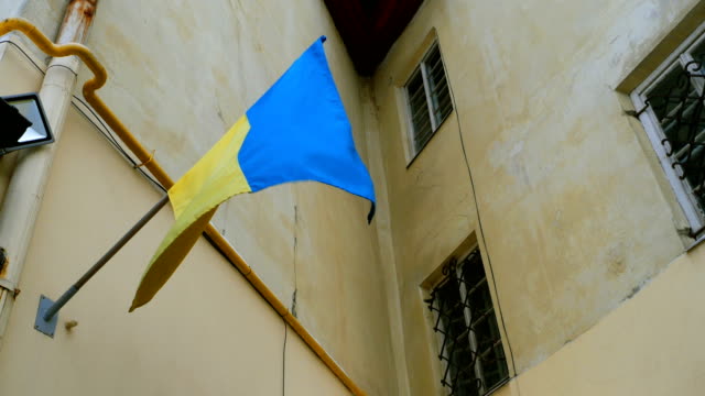 Blau-gelbe-ukrainische-Flagge-flattert-an-der-Wand.