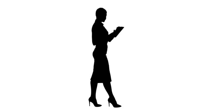 Silhouette-Geschäftsfrau-mit-elektronischen-Register-zu-Fuß