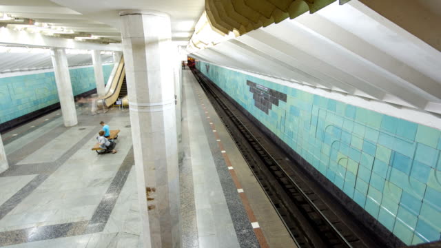 Un-tren-subterráneo-saliendo-de-la-estación-de-metro-de-Metrobudivnikiv-en-Oleksievska-línea-de-Kharkiv-metro-timelapse-hyperlapse