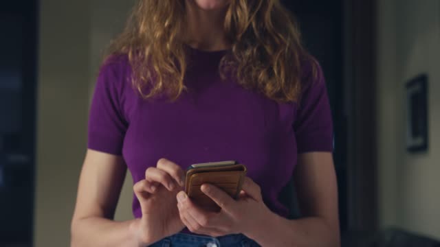 Mujer-joven-con-smartphone-en-casa