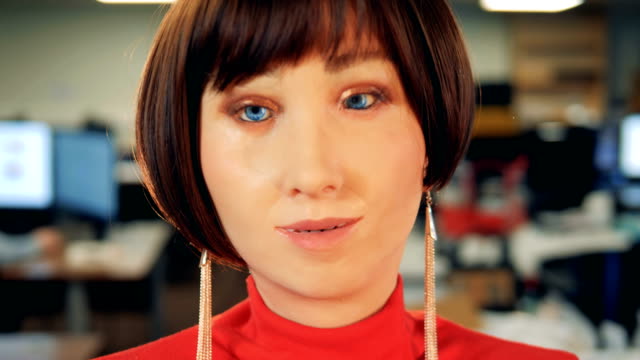 Roboter-weibliche-Schaufensterpuppe-ist-zwinkert-und-seinen-Mund-zu-öffnen