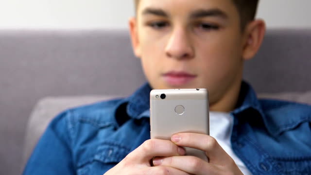 Gestresster-Teenager,-der-schnelles-Videospiel-auf-Smartphone-spielt,-Schulwut-Management
