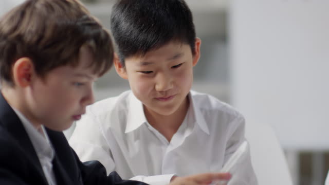 Schulkinder-nutzen-digitales-Tablet