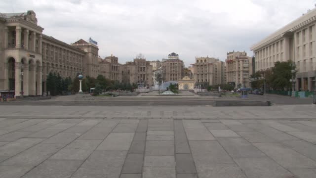 KIEV,-Ucrania,-Plaza-de-la-independencia:-calle-absolutamente-vacía-y-Plaza-en-el-centro-de-la-ciudad,-sin-personas-y-coches.-Sólo-funcionan-las-fuentes.-Adecuado-para-composición-y-pintura-mate.-Fondo-de-la-ciudad