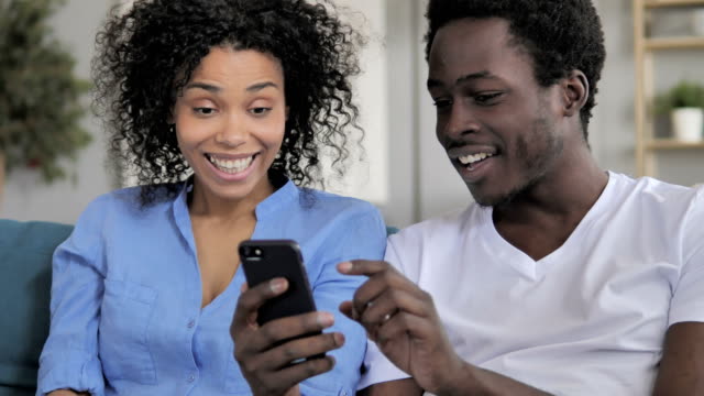 Afrikanisches-Paar-teilt-Informationen-auf-Smartphone