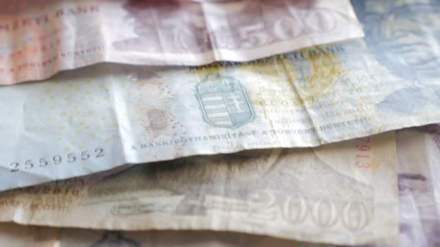 Ungarische-Forint-Banknoten-für-Geschäftskonzept-Hintergrund-4K-angeordnet