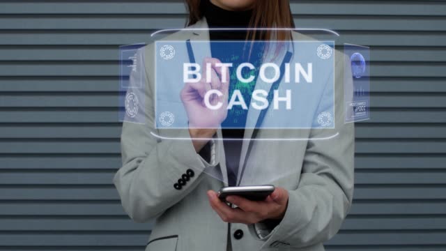 Geschäftsfrau-interagiert-HUD-Hologramm-Bitcoin-Bargeld