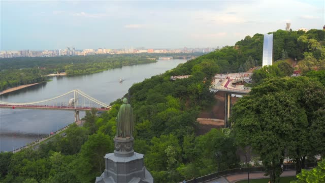 Aerial-view-of-the-Monument-to-Vladimir-the-Great,-the-Pedestrian-Bridge-and-the-Dnieper-River,-Kiev
