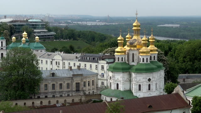 Blick-auf-die-Stadtgebäude-von-Kiew,-den-Dnjepr-Fluss