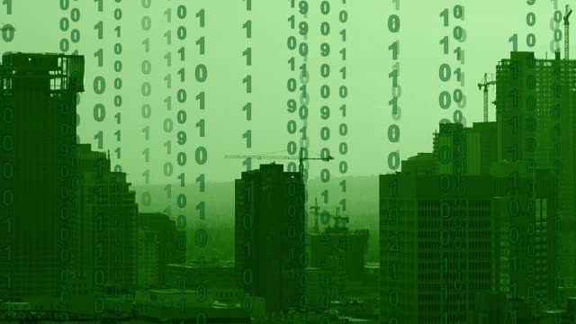 Binärer-Computercode,-der-über-eine-urbane-Skyline-scrollt