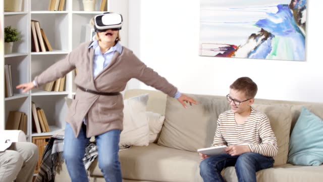 Großmutter-erlebt-Virtual-Reality-Headset