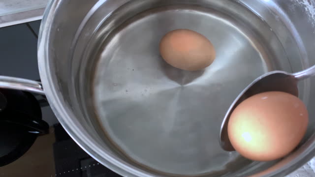 Huevos-hervidos-en-la-sartén