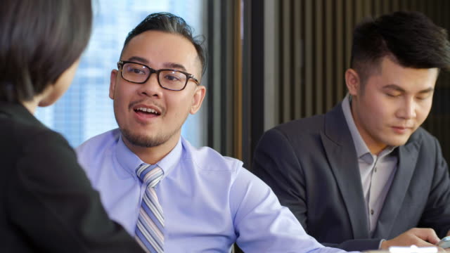 Empresarios-asiáticos-Teniendo-conversación