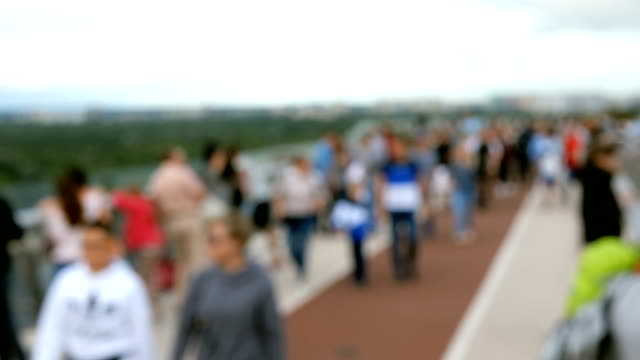 Blurred-shotting-of-crowd-anonymous-people-walk-and-relax.