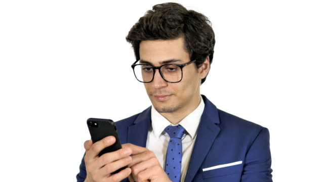 Joven-empresario-usando-Smartphone,-fondo-blanco