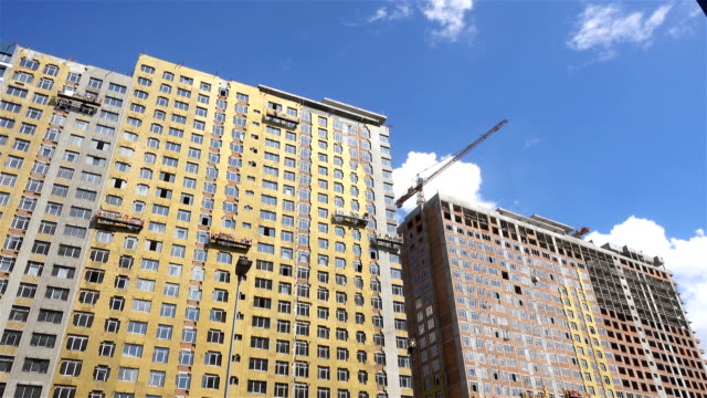 Vista-4K-de-la-construcción-de-un-edificio-de-varios-pisos.