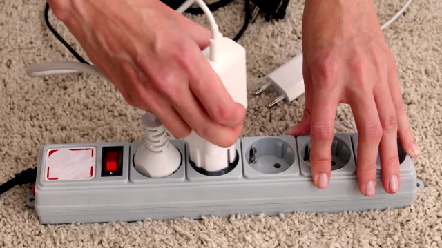 Manos-encendido-y-enchufe-los-cables-del-interruptor-de-electricidad
